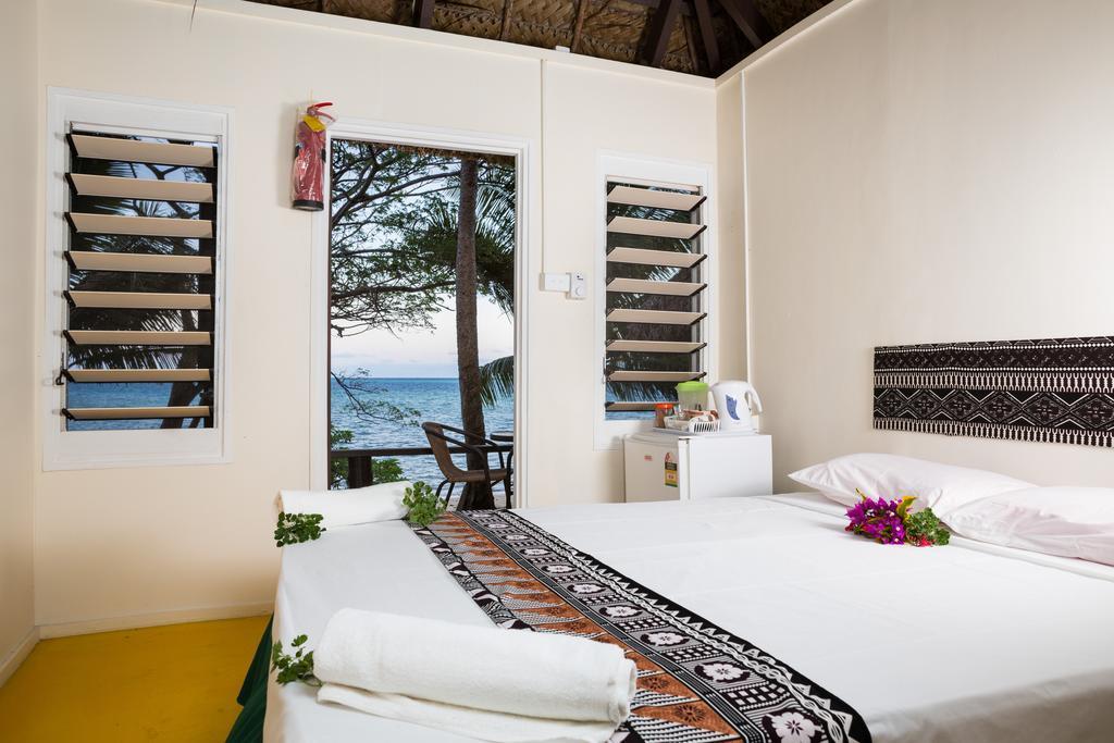 Funky Fish Beach & Surf Resort Solevu Exterior foto