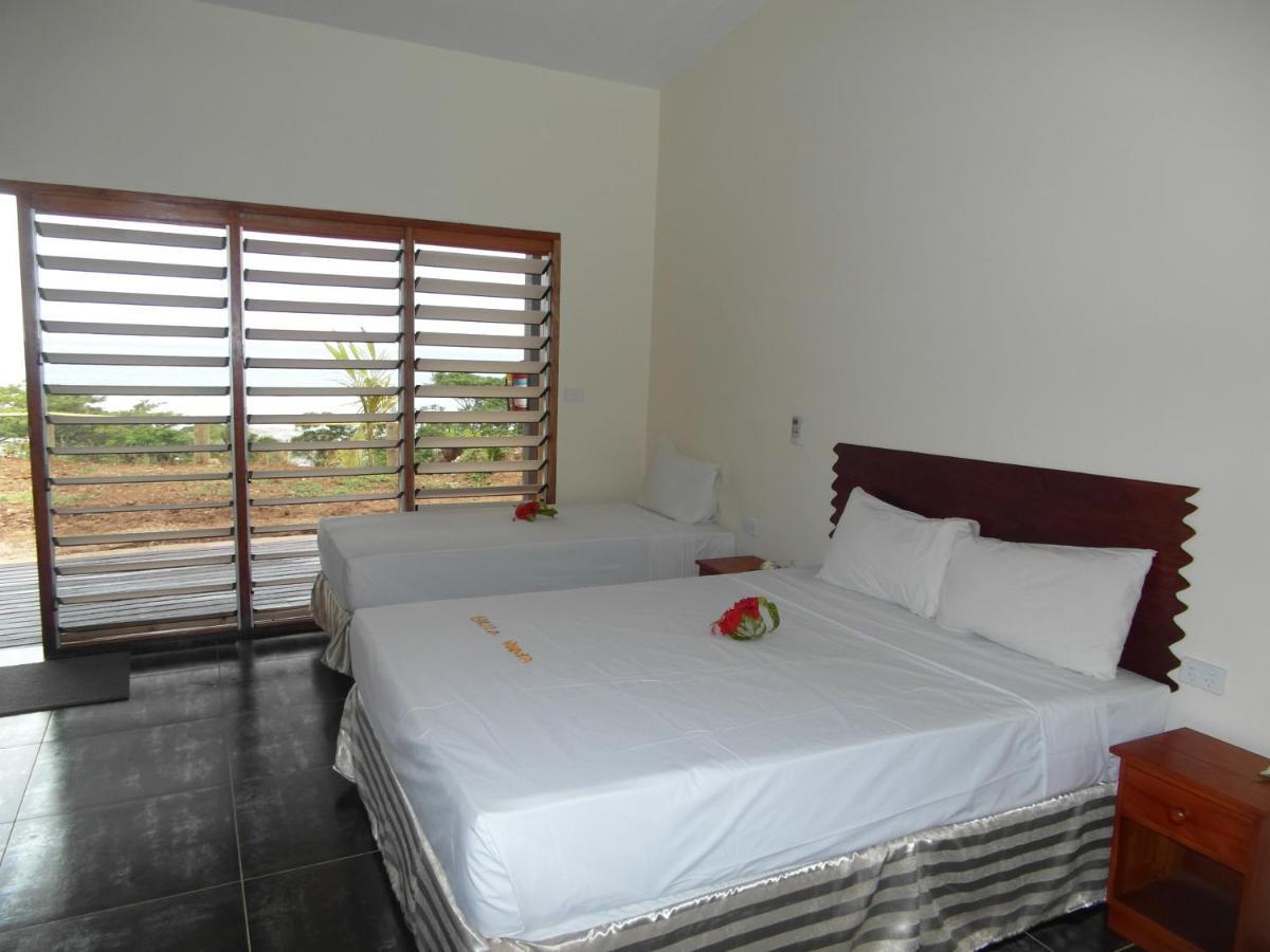 Funky Fish Beach & Surf Resort Solevu Exterior foto